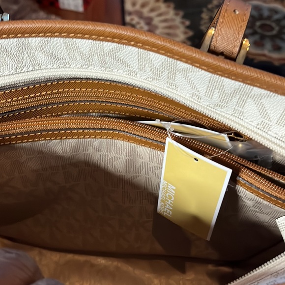 Michael Kors Women’s Handbag NWT - Picture 3 of 3